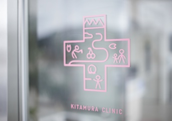 医院の出入り口にあるロゴです。十字の中に山梨県の名産物が描かれています